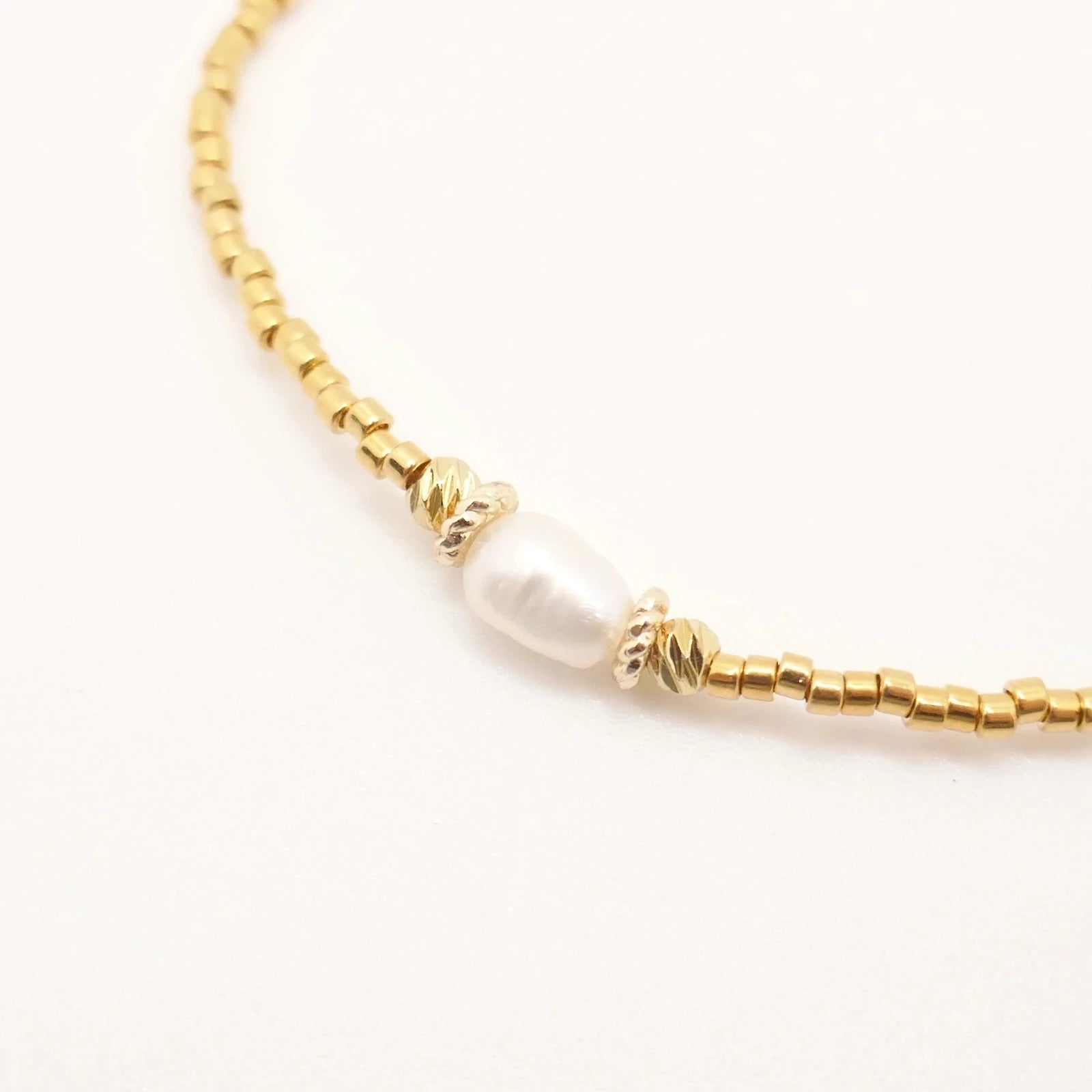Bracelet en perles plaquées or et pierre naturelle de nacre blanche