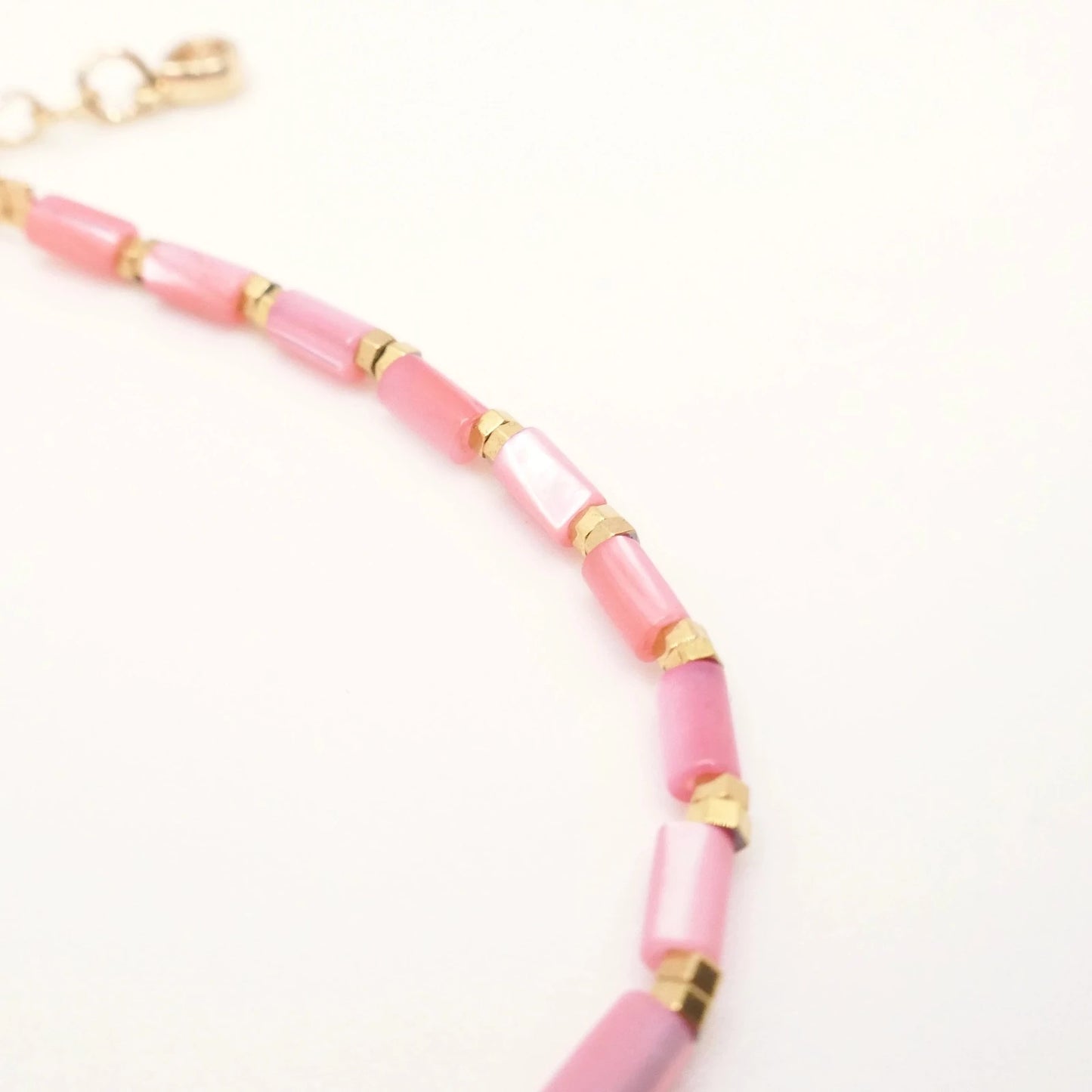 bracelet rose et or en perles et coquillages nacre