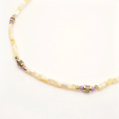 Collier en perles de coquillage jaune poudré et petites rondelles dorées
