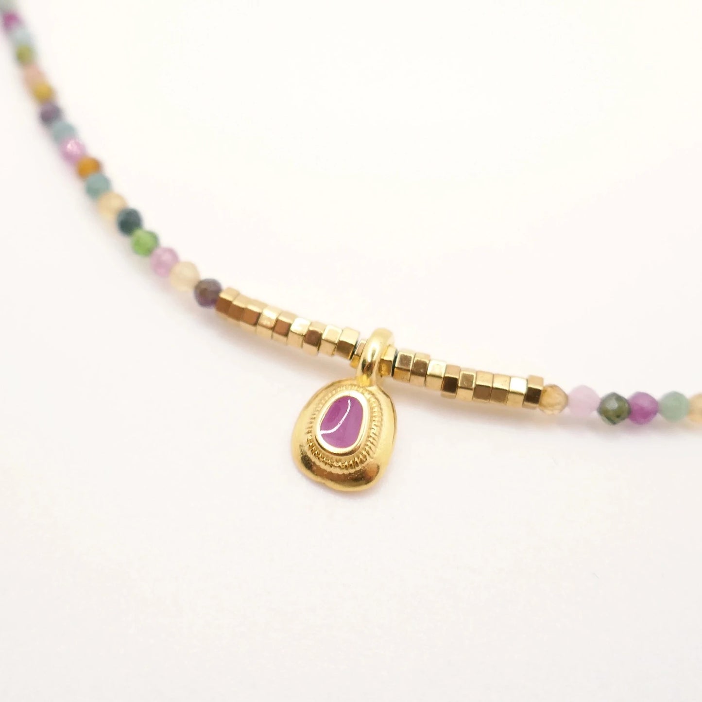 collier en petites perles multicolores et médaillon or et rose