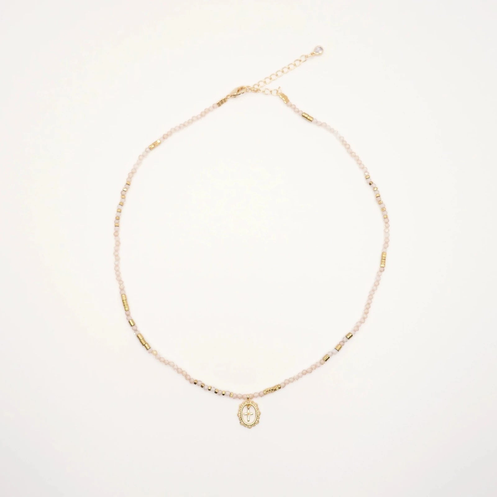 collier croix perles pour femme avec pendentif médaillon or