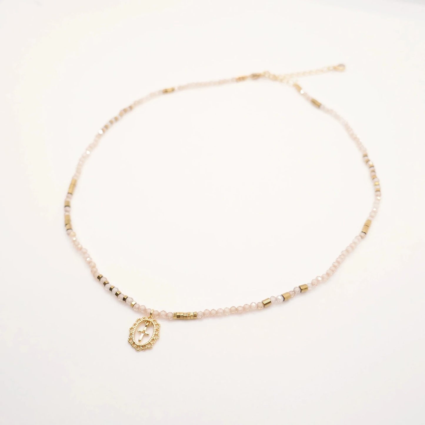 collier croix perles pour femme avec médaillon or
