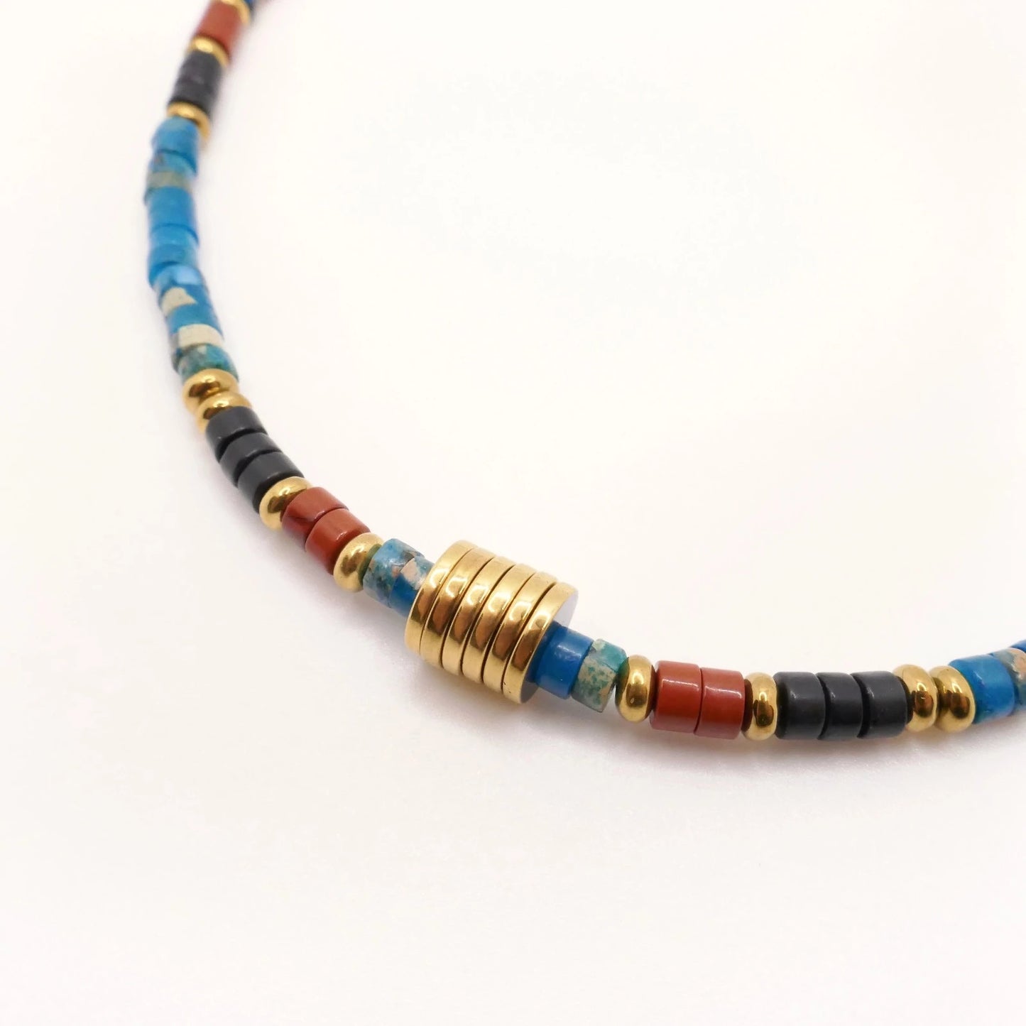 collier ethnique et bohème pour femme or rouge bleu et noir inspiration africaine