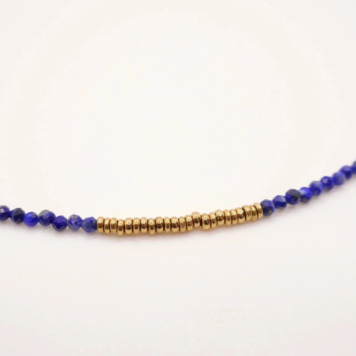 collier en perles pour femme de couleurs or et bleu