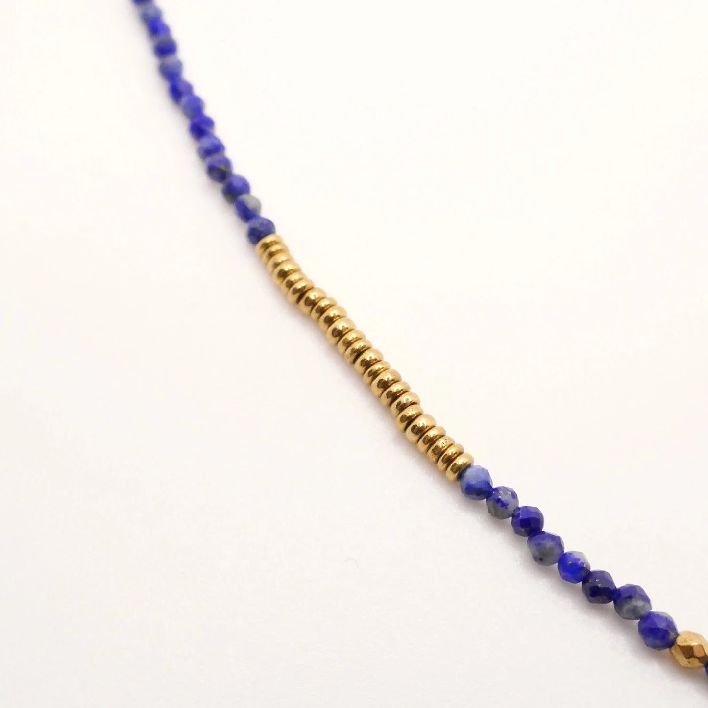 collier en fines perles pour femme de couleurs or et bleu