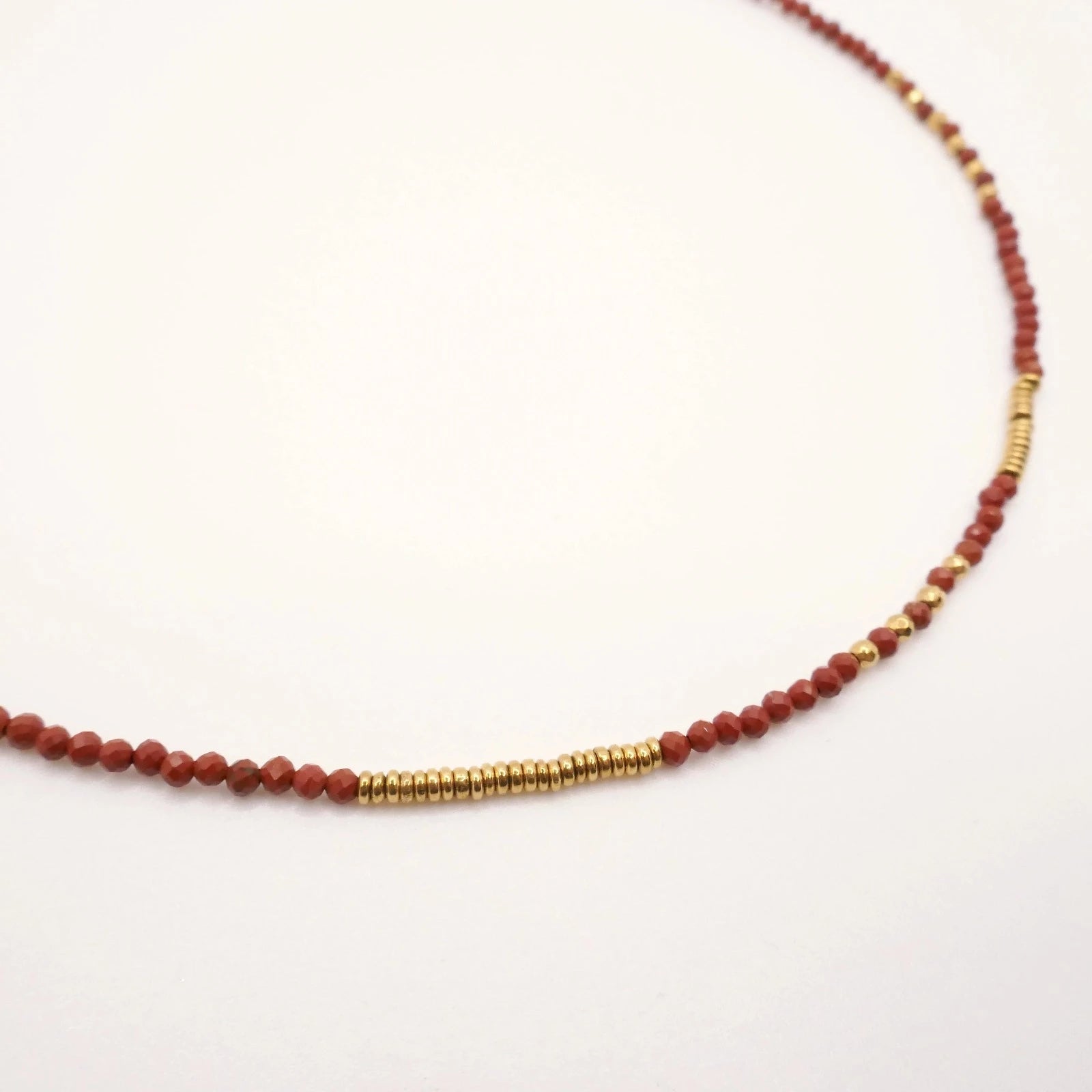 Collier femme fin en perles rouges et or à facettes