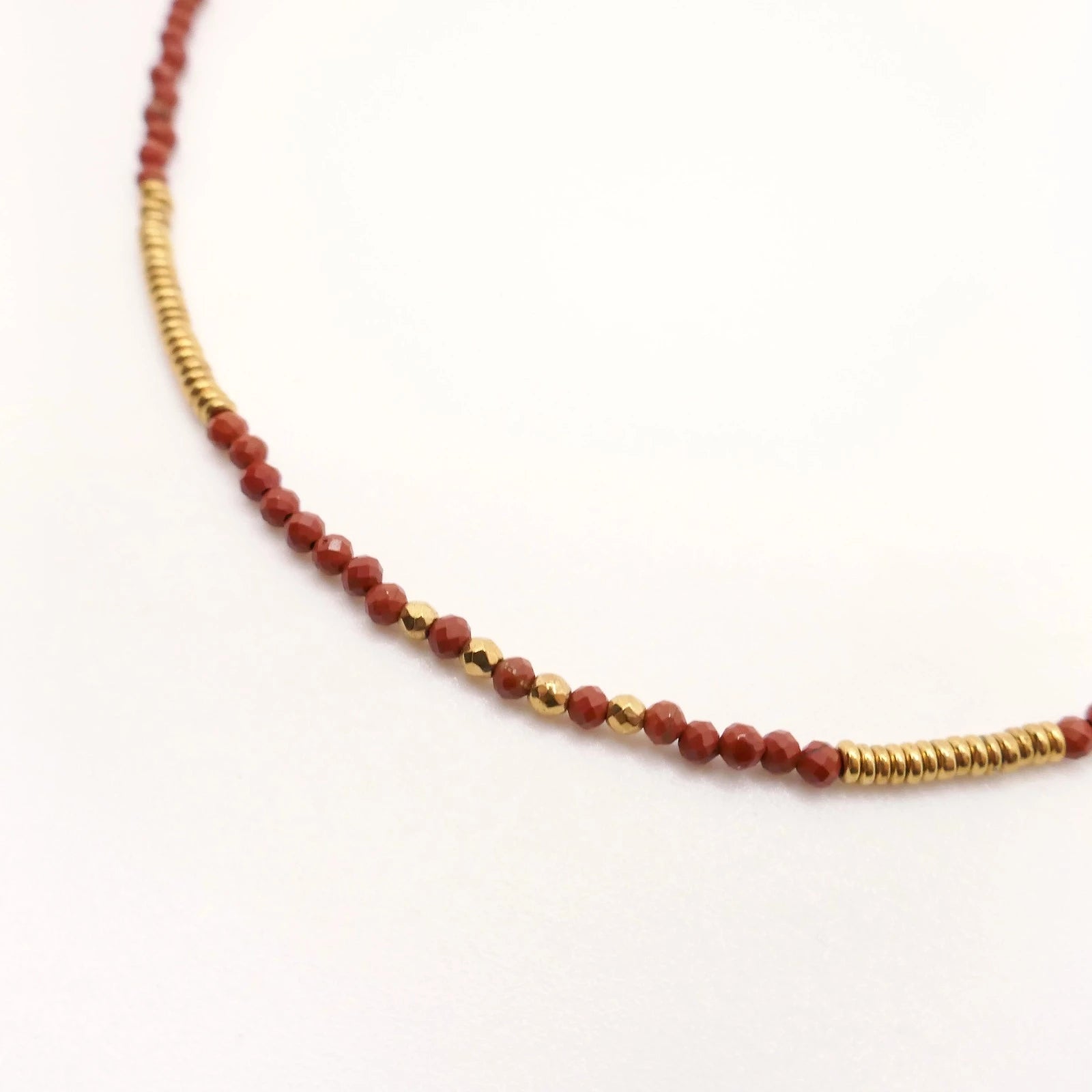 Collier femme fin en perles rouges et or à facettes
