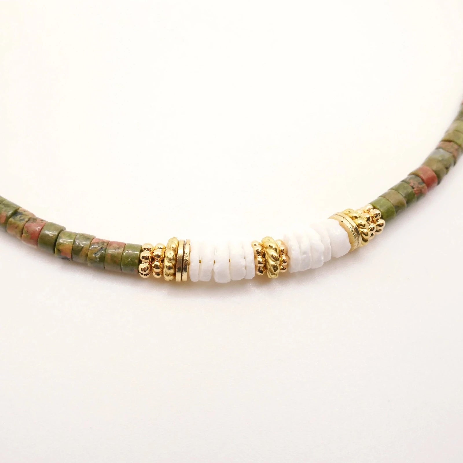 Collier femme vert kaki original avec perles dorées et perles Heishi blanches